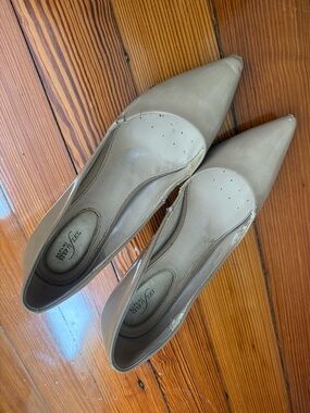 Women’s Pointed-Toe Leather Pumps in Taupe